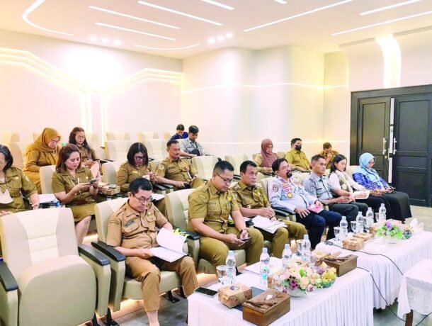 RAPAT: Wakil Wali Kota Palangka Raya, Achmad Zaini menghadiri verifikasi lapangan secara hybrid dalam rangka penilaian KLA Tahun 2025 di ruang command center, Selasa (3/6).