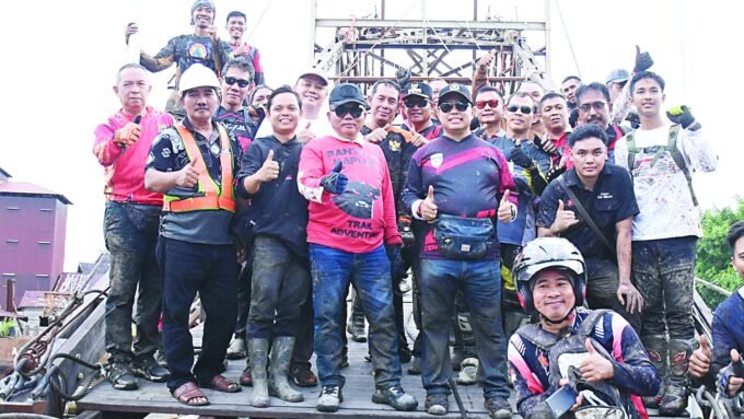 KOMPAK: Wakil Ketua I DPRD Kapuas bersama Bupati Kapuas H Muhammad Wiyatno saat meninjau pembangunan jembatan di Kecamatan Kapuas Barat, Minggu (1/6).