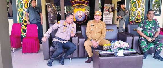 AKRAB: Bupati Bartim, M Yamin (kiri) ketika berbincang bersama Kapolres, AKBP Edi Santoso usai mengikuti Upacara Patuh Telabang 2025 di Mapolres setempat, baru-baru ini.