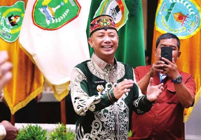 BARITO SELATAN PISAH SAMBUT : Bupati Barsel, Eddy Raya Samsuri menghadiri pisah sambut Kajati Kalteng, Jumat (18/7).
