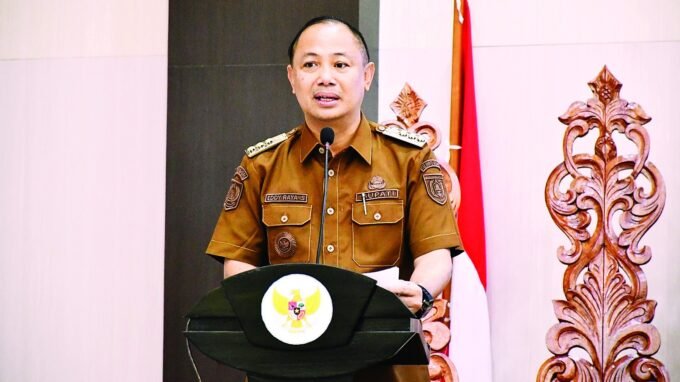 PELATIHAN: Bupati Barsel, Eddy Raya memberikan paparan pada kegiatan Pelatihan Publik Speaking di Aula PUPR Barsel, Selasa (22/7).