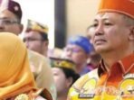 BARITO SELATAN DIKUKUHKAN: Bupati Barsel, H Eddy Raya Samsuri bersama Ketua TP PKK Barsel, Hj Permanasari, di Aula Jayang Tingang Kantor Gubernur Kalteng, Kamis (24/7).