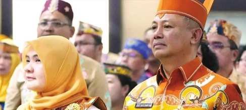 DIKUKUHKAN: Bupati Barsel, H Eddy Raya Samsuri bersama Ketua TP PKK Barsel, Hj Permanasari, di Aula Jayang Tingang Kantor Gubernur Kalteng, Kamis (24/7).