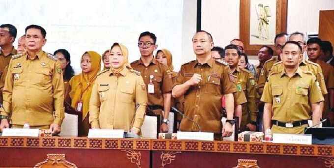 RAPAT EVALUASI: Bupati Barsel, Eddy Raya Samsuri (dua dari kanan) mengikuti rapat Tepra Triwulan II di Palangka Raya, Senin (28/7)