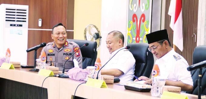 SINERGI: Bupati Barsel, Eddy Raya Samsuri bersama Wakil Bupati Khristanto Yudha dan Kapolres menghadiri sosialisas ketahanan pangan desa, Rabu (30/7).