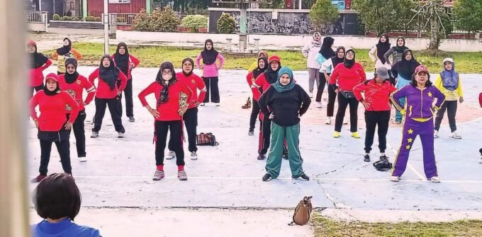 SENAM : Tim Penggerak Pemberdayaan dan Kesejahteraan Keluarga (TP PKK) Kabupaten Barito Selatan saat menggelar kegiatan senam bersama di halaman Kantor TPKK beberapa waktu lalu.