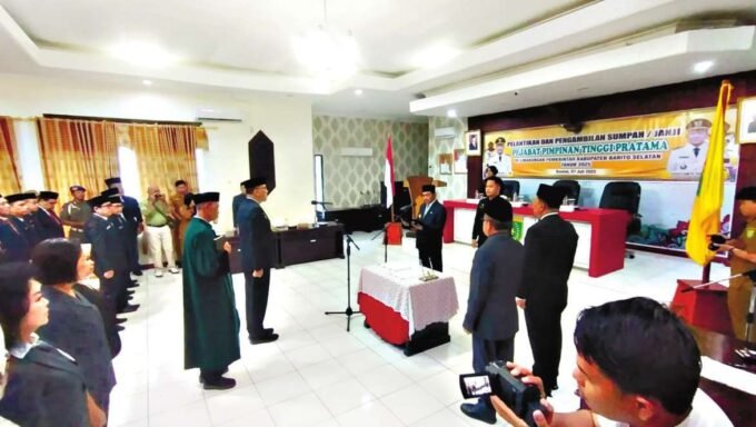 DILANTIK: Pengambilan sumpah janji pejabat di lingkungan Pemkab Barsel, Senin (7/7).
