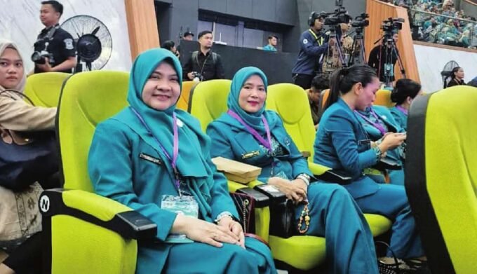 BARITO SELATAN IKUTI FORUM: Ketua TP PKK Barsel, Hj Permana Sari saat mengikuti Rakernas PKK ke 10 di Samarinda, Selasa (8/7).