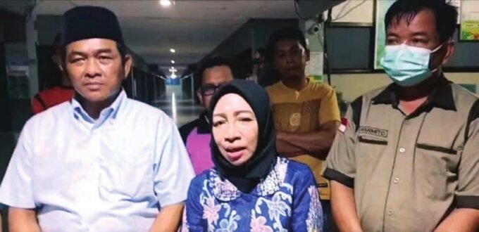 KUNJUNGAN: Wabup Barsel, Khristianto Yuda (kiri baju putih) bersama Idariani, Ketua Komisi I DPRD Barsel menjenguk pasien di Rumah Sakit Jaraga Sasameh Buntok, Minggu (13/7).