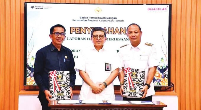 RAIH PRESTASI: Bupati Barsel, H Eddy Raya Samsuri (paling kanan) usai menerima LHP atas LKPD tahun anggaran 2024, akhir pekan lalu.
