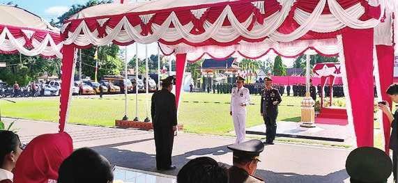 UPACARA: Bupati Bartim, M Yamin menjadi Irup HUT Bhayangkara ke 79 di Halaman Pemkab, Selasa (1/7).