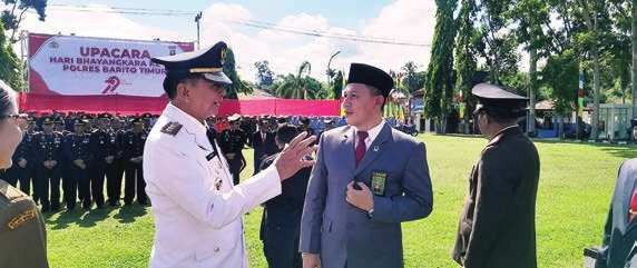 BARITO TIMUR BERBINCANG: Bupati Bartim, M Yamin (kiri) berbincang dengan Forkopimda usai memimpin upacara, beberapa waktu lalu.