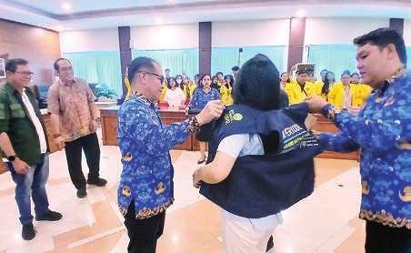 BARITO TIMUR DISAMBUT: Pj Sekda Bartim, Misnohartaku menyambut kehadiran para mahasiswa KKN UPR, pekan lalu.