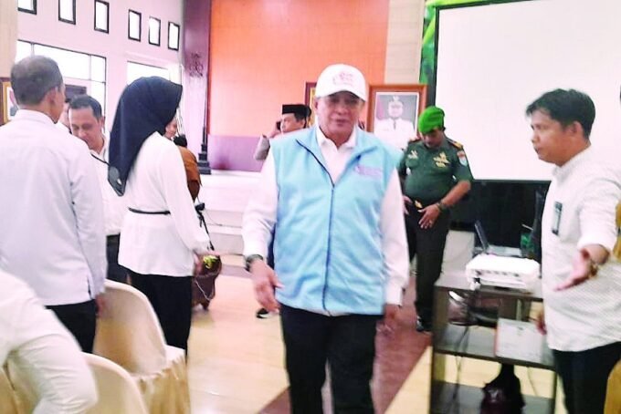 BARITO TIMUR MENYAPA: Bupati Bartim, M Yamin menyapa Kades dan ASN usai melakukan peluncuran koperasi merah putih, baru-baru ini.
