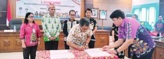 BARITO TIMUR PENANDATANGAN: Sekda Bartim, Misnohartaku (dua dari kiri) menyaksikan penandatangan peluncuran aplikasi Srukandi di Aula Pemkab setempat, Kamis (24/7).