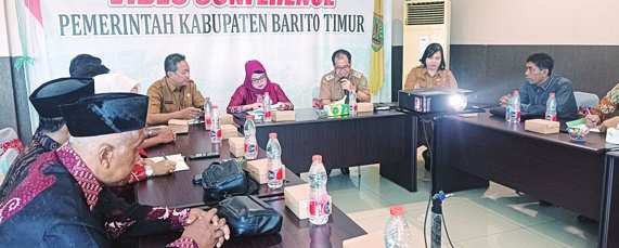 ERIMA KUNJUNGAN: Sekda Bartim, Misnohartaku (tiga dari kanan) menerima kunjungan kerja DPRD Batola, Selasa (29/7).