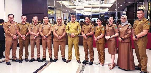 EVALUASI: Bupati Bartim, Muhammad Yamin (tengah) bersama camat ketika menghadiri rapat seluruh camat se Kalteng di Kantor Gubernur, kemarin.