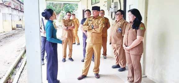 INSPEKSI MENDADAK : Bupati Bartim, M Yamin (tengah) ketika melakukan Sidak ke Rumah Sakit Tamiang Layang, Senin (7/7)