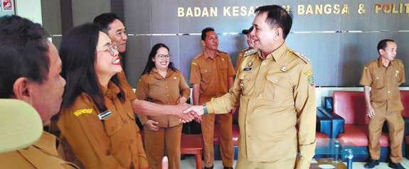 KUNJUNG: Bupati, M Yamin (kanan) ketika melakukan kunjungan ke Kesbangpolinmas setempat, Selasa (8/7).