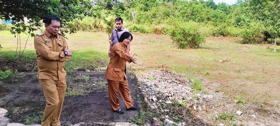 BARITO TIMUR PENGECEKAN: Bupati Bartim, M Yamin (kiri) ketika melakukan pengecekan beberapa ruangan kantor, belum lama ini.