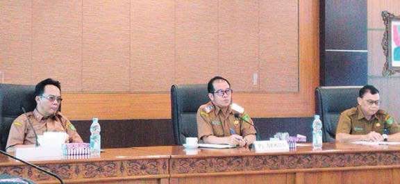 RAPAT KOORDINASI: Pj Sekda Bartim, Misnohartaku (tengah) menggelar Rakor pemanfaatan aset jalan di Aula Pemkab Bartim, Senin (30/6).