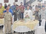 HADIR: KETUA DPRD KOTA PALANGKA RAYA, SUBANDI (DUA DARI KANAN) TURUT MENYAKSIKAN PELANTIKAN PENGURUS DEWAN KESENIAN PALANGKA RAYA (DKPR) PERIODE 2025-2029 DI AULA RUJAB WALI KOTA PALANGKA RAYA, BARU-BARU INI.