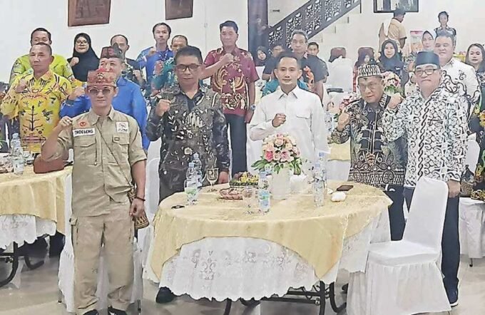 HADIR: KETUA DPRD KOTA PALANGKA RAYA, SUBANDI (DUA DARI KANAN) TURUT MENYAKSIKAN PELANTIKAN PENGURUS DEWAN KESENIAN PALANGKA RAYA (DKPR) PERIODE 2025-2029 DI AULA RUJAB WALI KOTA PALANGKA RAYA, BARU-BARU INI.