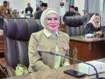 DPRD BATARA HADIRI RAPAT Anggota DPRD Barito Utara, Sri, Hj Sri Neni Trianawati saat mengikut Rapat paripuna di DPRD setempat, belum lama ini.