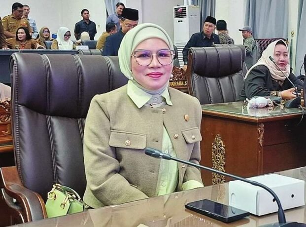 DPRD BATARA HADIRI RAPAT Anggota DPRD Barito Utara, Sri, Hj Sri Neni Trianawati saat mengikut Rapat paripuna di DPRD setempat, belum lama ini.