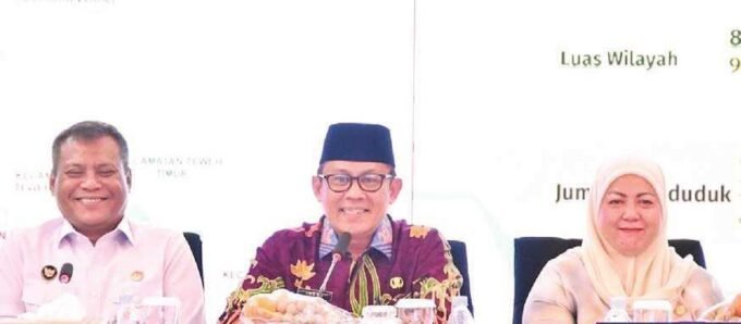DPRD BATARA RAPAT KOORDINASI: Wakil Ketua II DPRD Batara, Hj Henny Rosgiaty Rusli (kanan) saat menghadiri Rapat Koordinasi persiapan PSU Barito Utara, di Rujab Bupati setempat, Kamis (10/7)