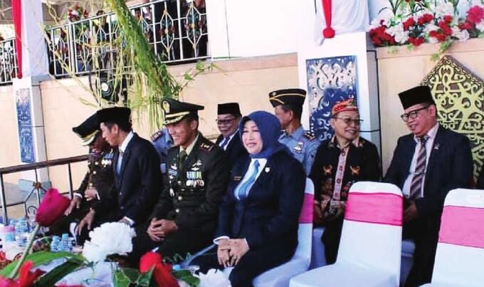 DPRD BATARA HADIRI ACARA: Ketua DPRD Barito Utara, Ir Hj Mery Rukaini MIP (paling kanan) menghadiri kegiatan pemerintah daerah, senin (14/7).