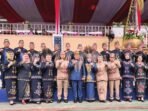 DPRD BATARA MEMPERINGATI: Pimpinan DPRD beserta anggota dewan bersama usai mengikuti Upacara HUT Barut ke-75 di Arena terbuka Batara, Senin (30/6).