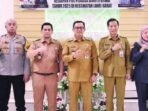 DPRD BATARA KUNJUNGAN KECAMATAN: Wakil Ketua II DPRD Barito Utara, Hj Henny Rosgitay Rusli (dua dari kanan) menghadiri kegiatan di Kecamatan Lahei Barat, Selasa (15/7).