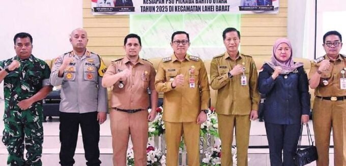 DPRD BATARA KUNJUNGAN KECAMATAN: Wakil Ketua II DPRD Barito Utara, Hj Henny Rosgitay Rusli (dua dari kanan) menghadiri kegiatan di Kecamatan Lahei Barat, Selasa (15/7).