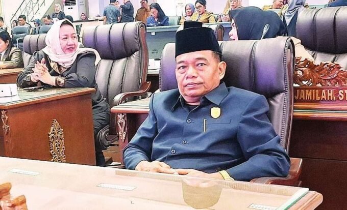 DPRD BATARA HADIRI RAPAT: Ketua Komisi III DPRD Barito Utara, Dr H Tajeri menghadiri rapat paripurna, belum lama ini.