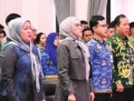 DPRD BATARA EMINAR: Waket II DPRD Barito Utara, Hj Henny Rosgiaty Rusli (paling kiri) dan Anggota Dewan, Hj Sri Neni Trianawati saat seminar pendidikan di Gedung DPRD setempat, Kamis (17/7).