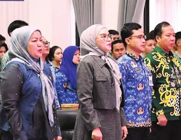 DPRD BATARA EMINAR: Waket II DPRD Barito Utara, Hj Henny Rosgiaty Rusli (paling kiri) dan Anggota Dewan, Hj Sri Neni Trianawati saat seminar pendidikan di Gedung DPRD setempat, Kamis (17/7).