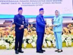 DPRD BATARA PARIPURNA: Pj Bupati Barito Utara, Indra Gunawan menymapikan rancangan KUA dan PPAS tahun anggaran 2026 kepada Ketua DPRD, Hj Mery Rukaini pada rapat paripuma di Gedung DPRD setempat, Senin (21/7).