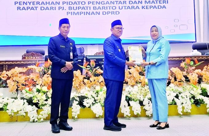DPRD BATARA PARIPURNA: Pj Bupati Barito Utara, Indra Gunawan menymapikan rancangan KUA dan PPAS tahun anggaran 2026 kepada Ketua DPRD, Hj Mery Rukaini pada rapat paripuma di Gedung DPRD setempat, Senin (21/7).