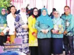 DPRD BATARA HADIRI LOMBA: Anggota DPRD Barito Utara, Sri Neni Trianawati (empat dari kiri) saat menghadiri pembukaan lomba masak berbahan serba ikan di Halaman Sekretariat TP PKK Muara Teweh, Selasa (22/7).