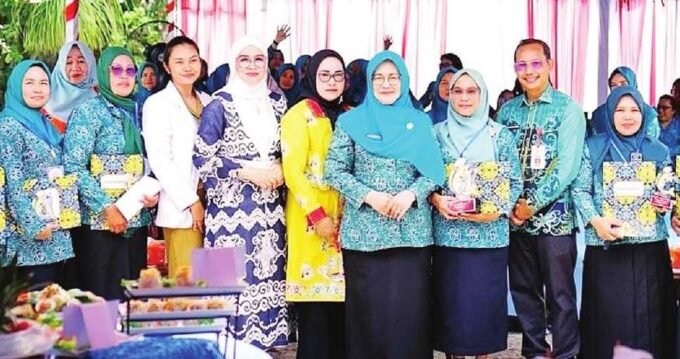 DPRD BATARA HADIRI LOMBA: Anggota DPRD Barito Utara, Sri Neni Trianawati (empat dari kiri) saat menghadiri pembukaan lomba masak berbahan serba ikan di Halaman Sekretariat TP PKK Muara Teweh, Selasa (22/7).