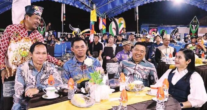 MENGHADIRI: Anggota DPRD Barito Utara dari kiri Patih Herman AB, Jiham Nur, H Suparjan Efendi dan Naruk Saritani menghadiri pagelaran seni budaya daerah di Water Front City Muara Teweh, Rabu (23/7)