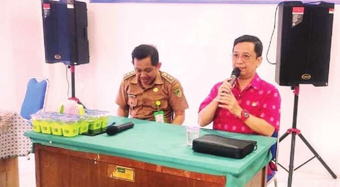 PERTEMUAN: Anggota DPRD Barito Utara Dapil I, H Taufik Nugraha saat melakukan reses di Aula Kelurahan Lanjas, Selasa (22/7).