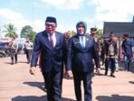 DPRD BATARA RAMAH TAMAH: Ketua DPRD Barito Utara, Ir Hj Mery Rukaini MIP (kanan) didampingi suami usai mengikuti upacara Hari Bhayangkara ke 79, di Gedung Balai Antang, Selasa (1/7).