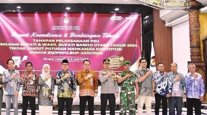 MENGHADIRI: Anggota DPRD Barito Utara, Patih Herman AB (paling kanan) menghadiri kegiatan di Gedung Balai Antang Muara Teweh, Jumat (4/7).