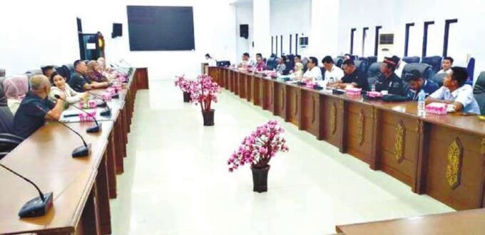 RAPAT DENGAR PENDAPAT: DPRD Barito Utara menggelar saat Rapat Dengar Pendapat (RDP) bersama warga pemilik lahan di Desa Paring Lahung dengan PT TOP, di Ruang Rapat DPRD setempat, Rabu (2/7).