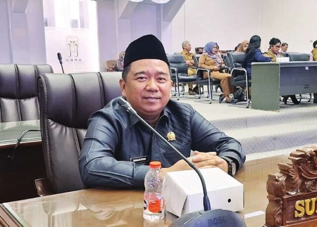 DPRD BATARA RAPAT PARIPURNA: Anggota DPRD Barito Utara, H Suparjan Efendi saat mengikuti Rapat di DPRD setempat, belum lama ini.