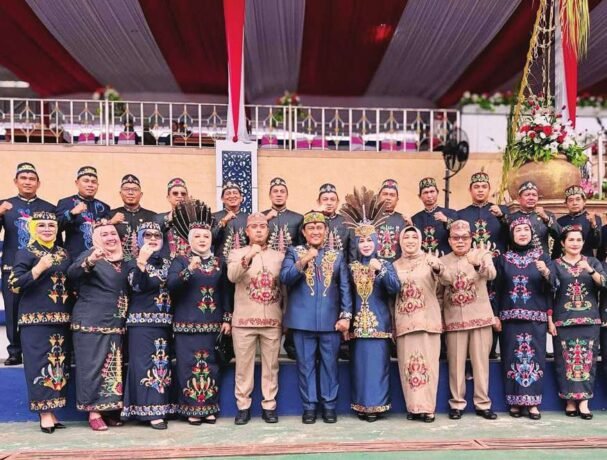 MEMPERINGATI: Pimpinan DPRD beserta anggota dewan bersama usai mengikuti Upacara HUT Barut ke-75 di Arena terbuka Batara, Senin (30/6).