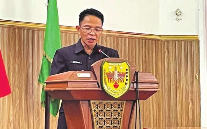 DPRD GUMAS LAPORAN: Wakil Ketua II DPRD Gunung Mas, Espriadi menyampaikan laporan di kantor dewan setempat, Rabu (23/7).