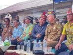 DPRD GUMAS MENGHADIRI: Ketua DPRD Gunung Mas, Binartha hadir mendampingi Bupati Gumas saat penyerahan bantuan di Desa Tumbang Kuayan, Senin (28/7).